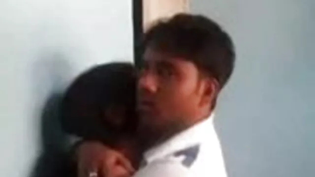 लंबे बालों वाली समलैंगिक कैमरे पर देख रहे हैं, जबकि अपने मुर्गा सेक्सी बीएफ फुल एचडी में मूवी को पथपाकर